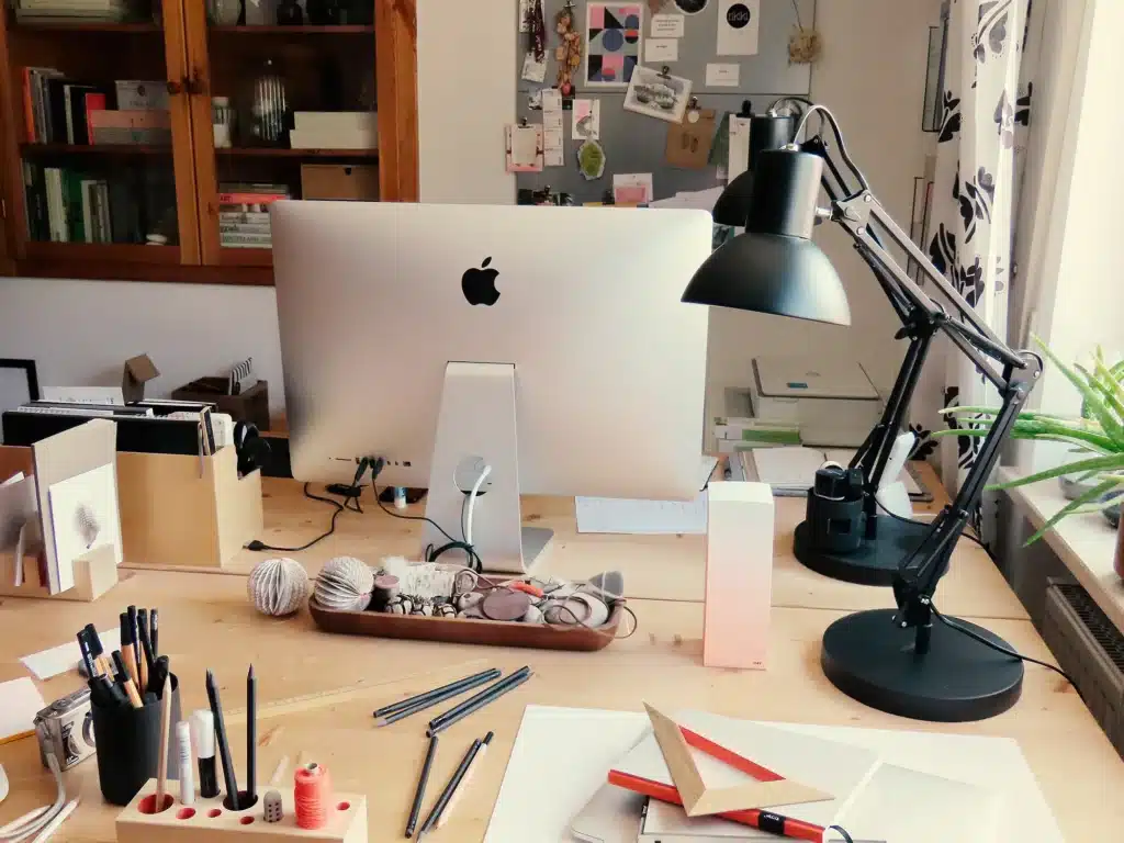 Arbeitsplatz der pixelsymbiose. Ein Mac steht steht auf dem Schreibtisch.